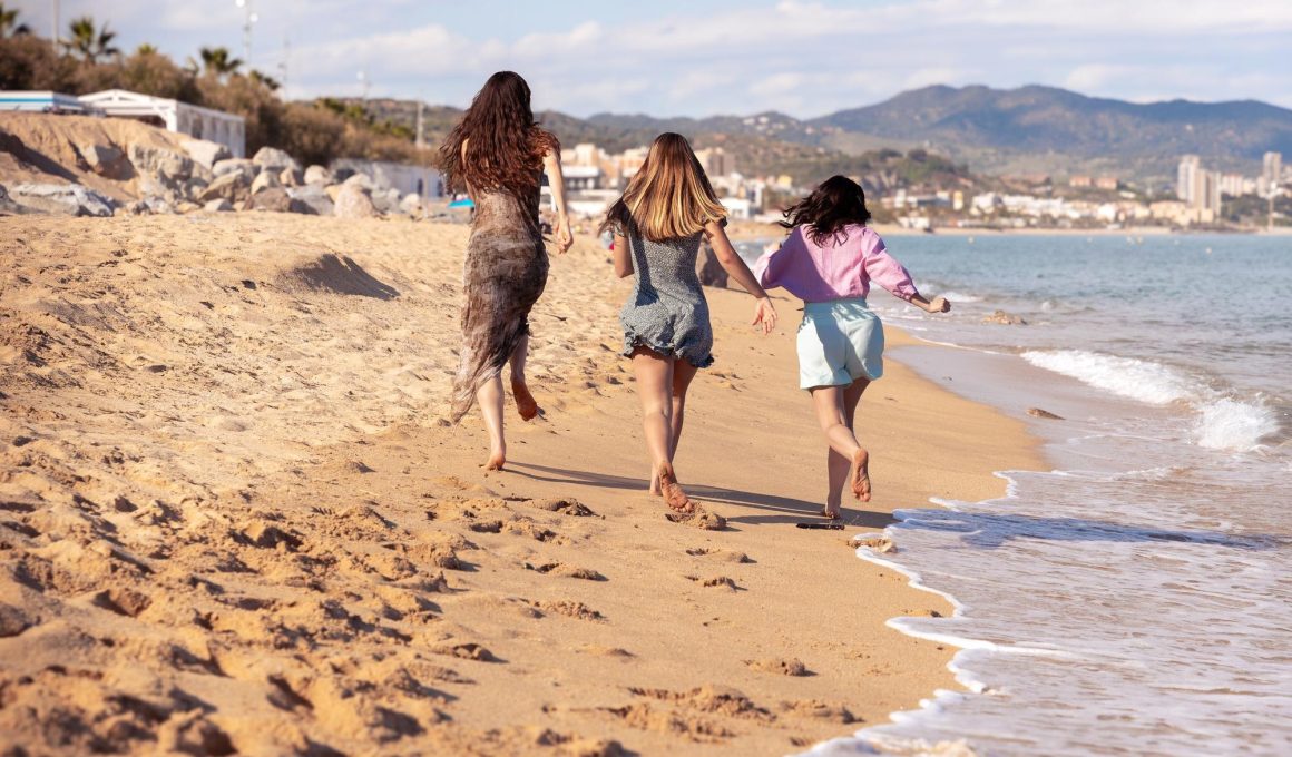 Familia disfrutando de la costa de Alicante