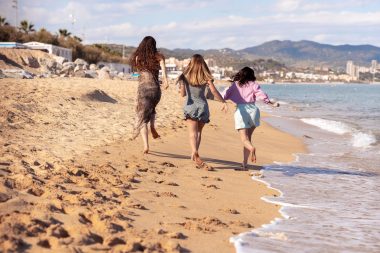 Familia disfrutando de la costa de Alicante
