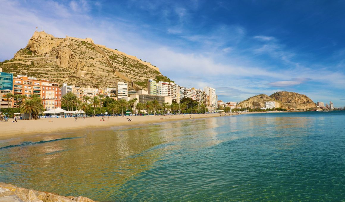 Vista de Alicante con el Castillo de Santa Bárbara y la playa del Postiguet