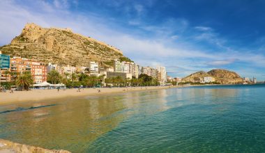 Vista de Alicante con el Castillo de Santa Bárbara y la playa del Postiguet