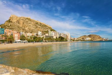 Vista de Alicante con el Castillo de Santa Bárbara y la playa del Postiguet