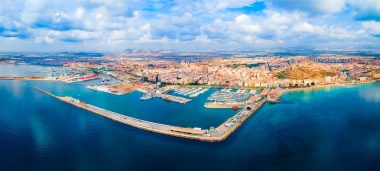 Vista panorámica aérea del puerto y la costa de Alicante