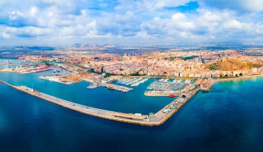 Vista panorámica aérea del puerto y la costa de Alicante