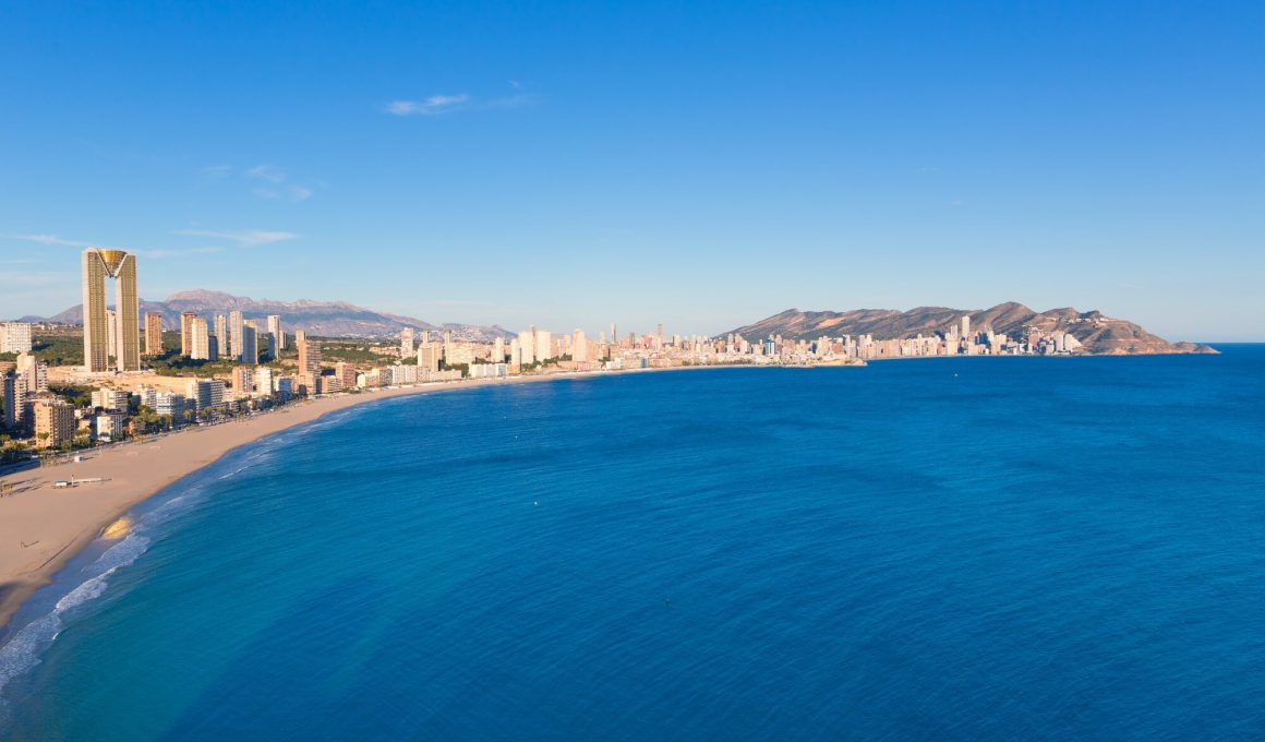 Vista aérea del skyline de Benidorm y la playa de Poniente