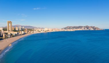 Vista aérea del skyline de Benidorm y la playa de Poniente