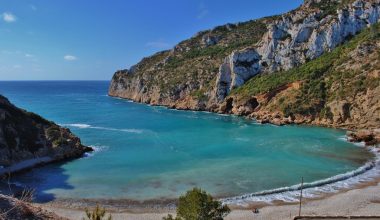 Panoramablick auf die Cala Granadella und ihre Klippen in Xàbia