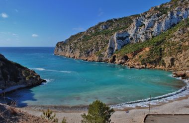 Vista panorámica de Cala Granadella y sus acantilados en Xàbia