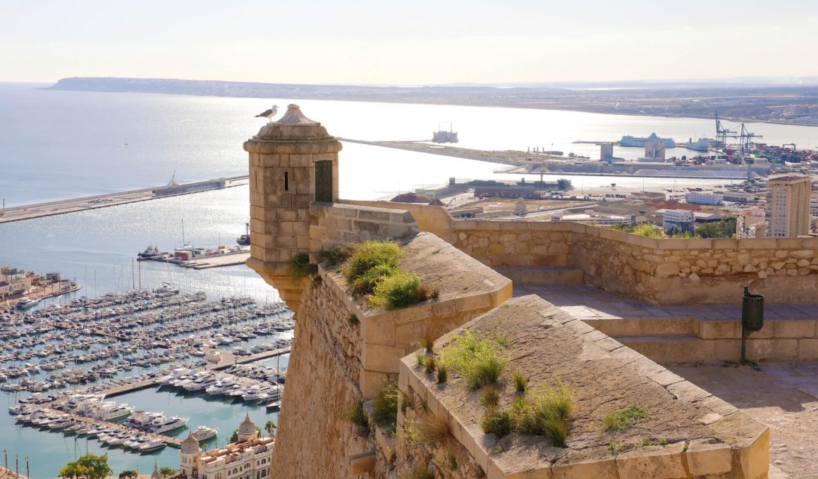 Castillo de Santa Bárbara sobre la ciudad de Alicante
