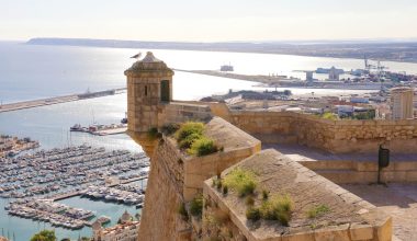 Castillo de Santa Bárbara sobre la ciudad de Alicante