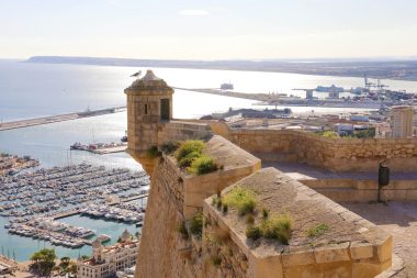 Castillo de Santa Bárbara sobre la ciudad de Alicante