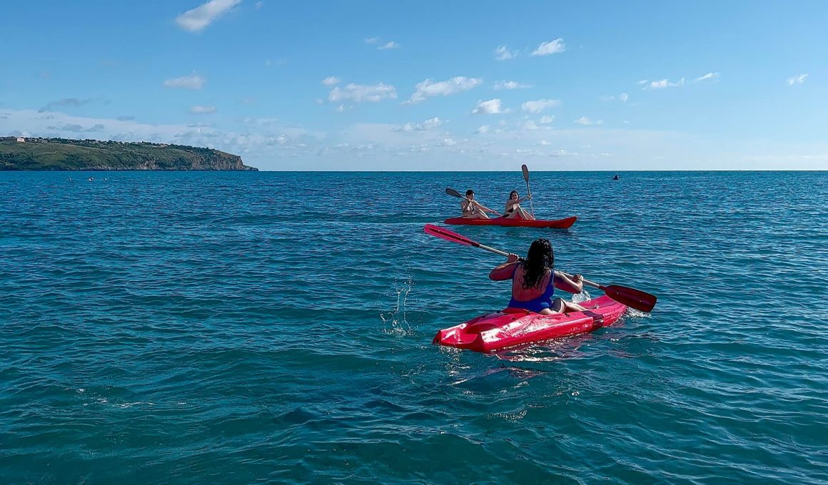 Actividad de kayak en la costa de Alicante