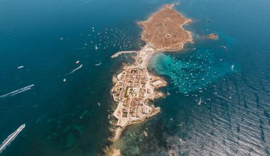 Vista aérea de la isla de Tabarca con el pueblo, la costa y barcos