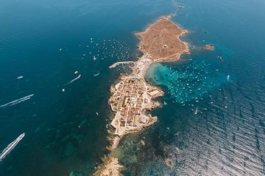 Vista aérea de la isla de Tabarca con el pueblo, la costa y barcos