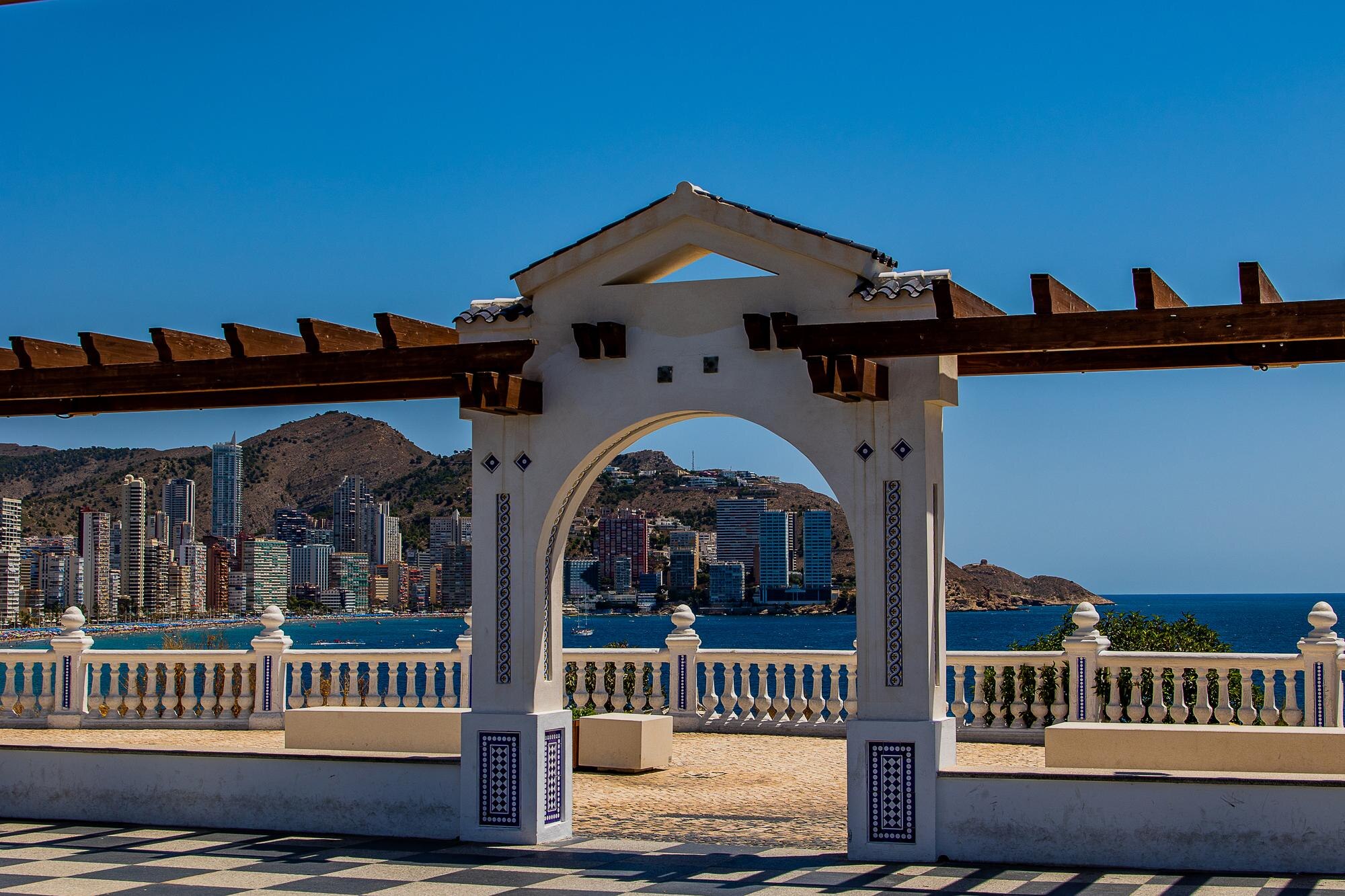 Mirador del Castillo en el casco antiguo de Benidorm frente al mar