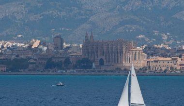 Velero navegando por la Costa Blanca en Alicante