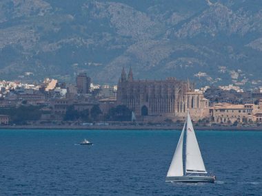 Velero navegando por la Costa Blanca en Alicante