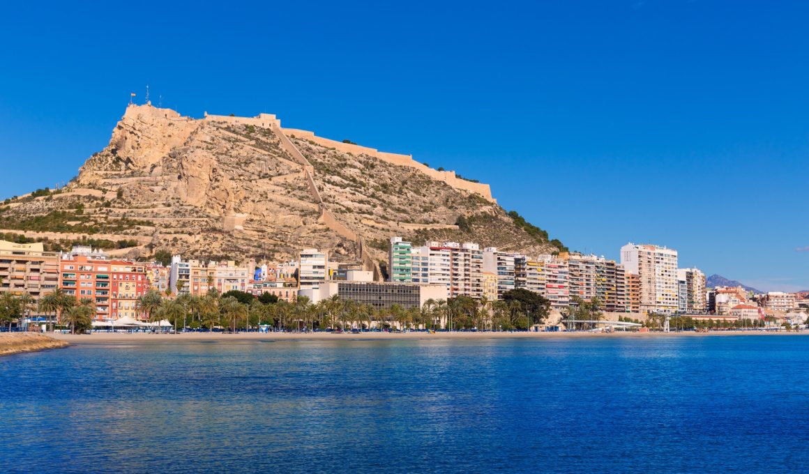 Playa del Postiguet y Castillo de Santa Bárbara en Alicante