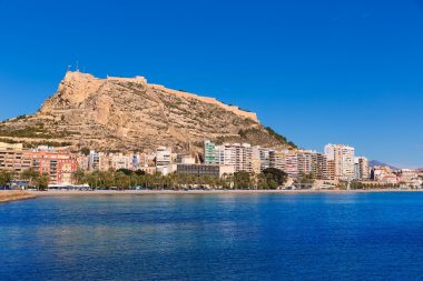 Playa del Postiguet y Castillo de Santa Bárbara en Alicante
