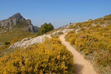 Sendero de montaña en la Serra de Bèrnia, Alicante