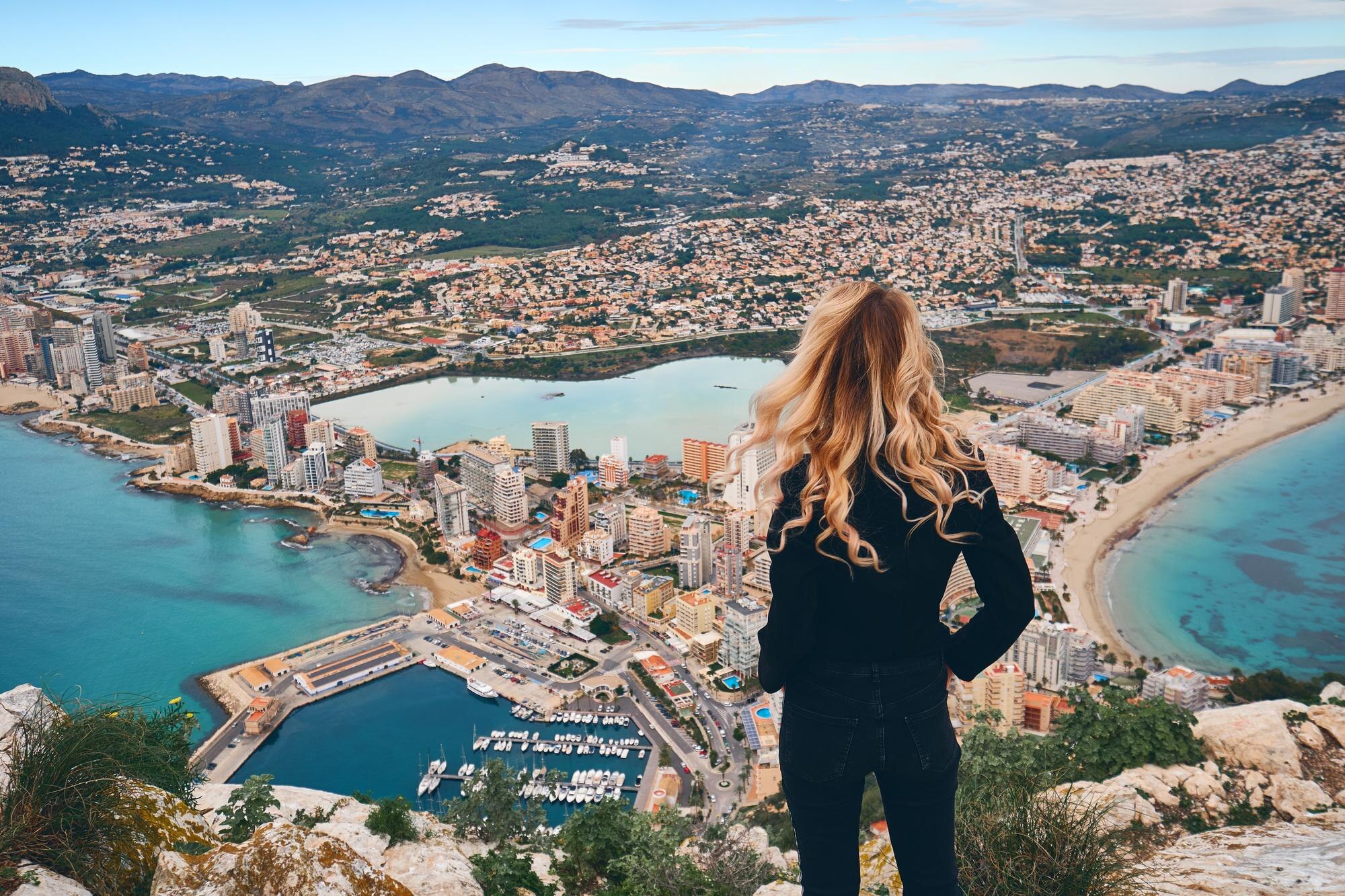 Senderista en la cima del Peñón de Ifach con vistas al mar