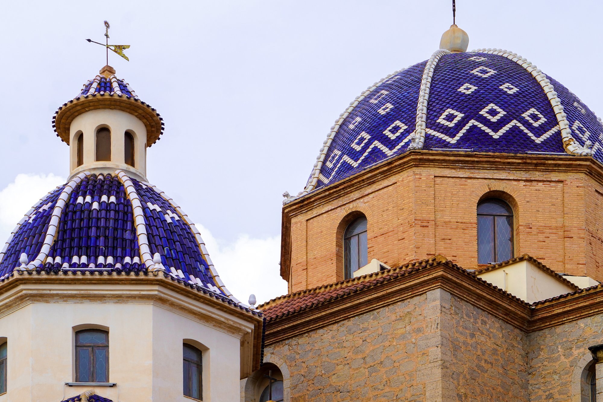Cúpulas azules de la iglesia de Nuestra Señora del Consuelo en Altea