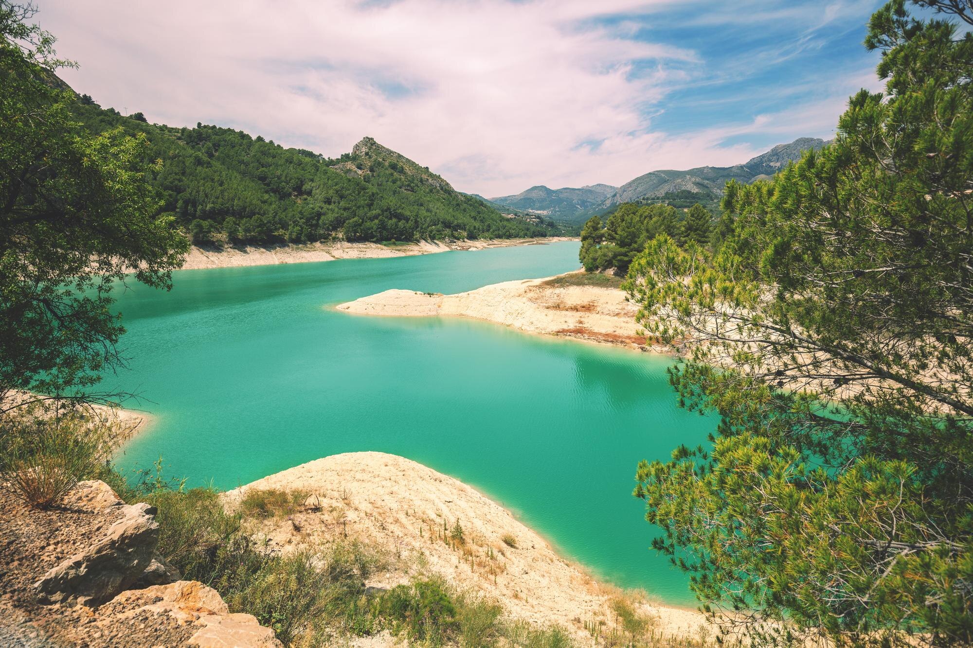 Embalse de Guadalest entre montañas de la provincia de Alicante