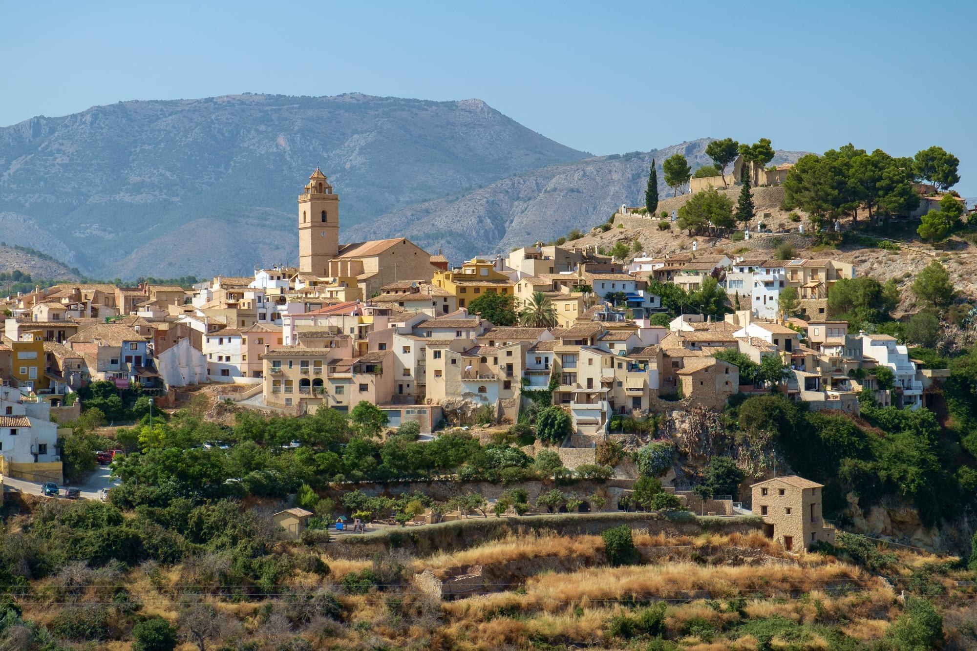 Iglesia y castillo de Polop entre campos en terrazas
