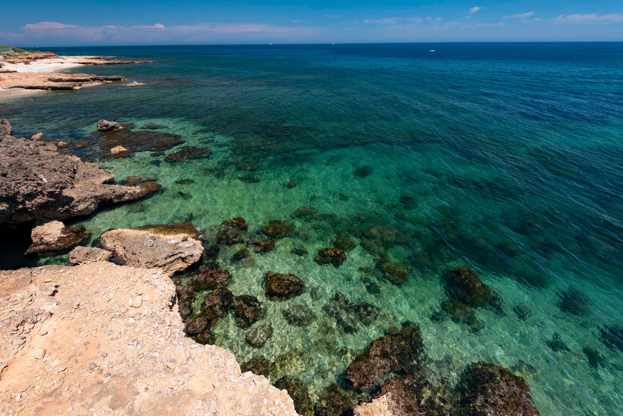 Costa rocosa de Les Rotes en Dénia frente al Mediterráneo