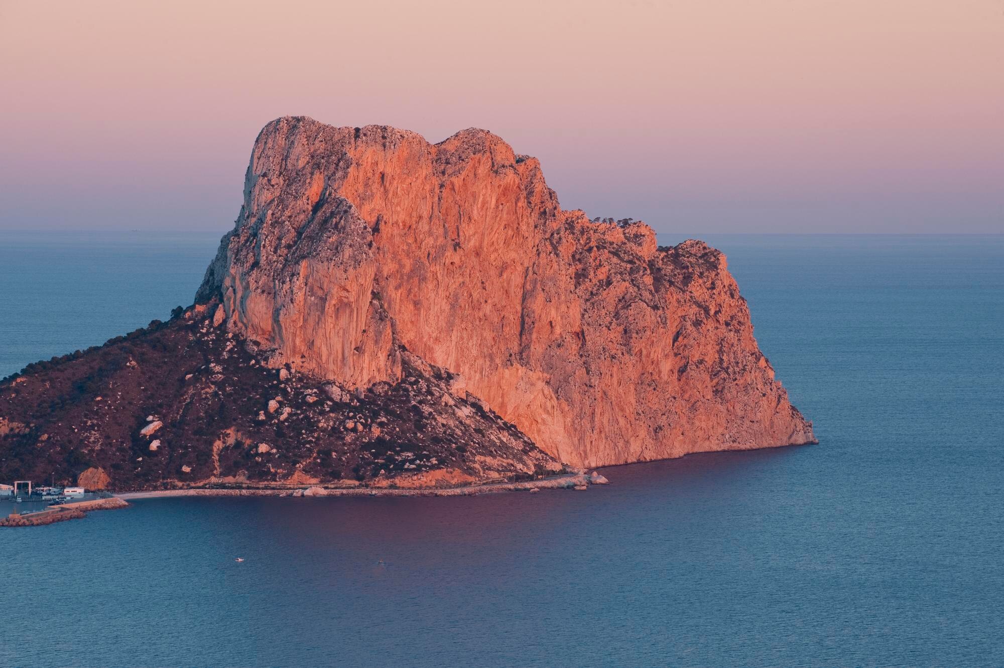 Peñón de Ifach junto al mar Mediterráneo en Calpe